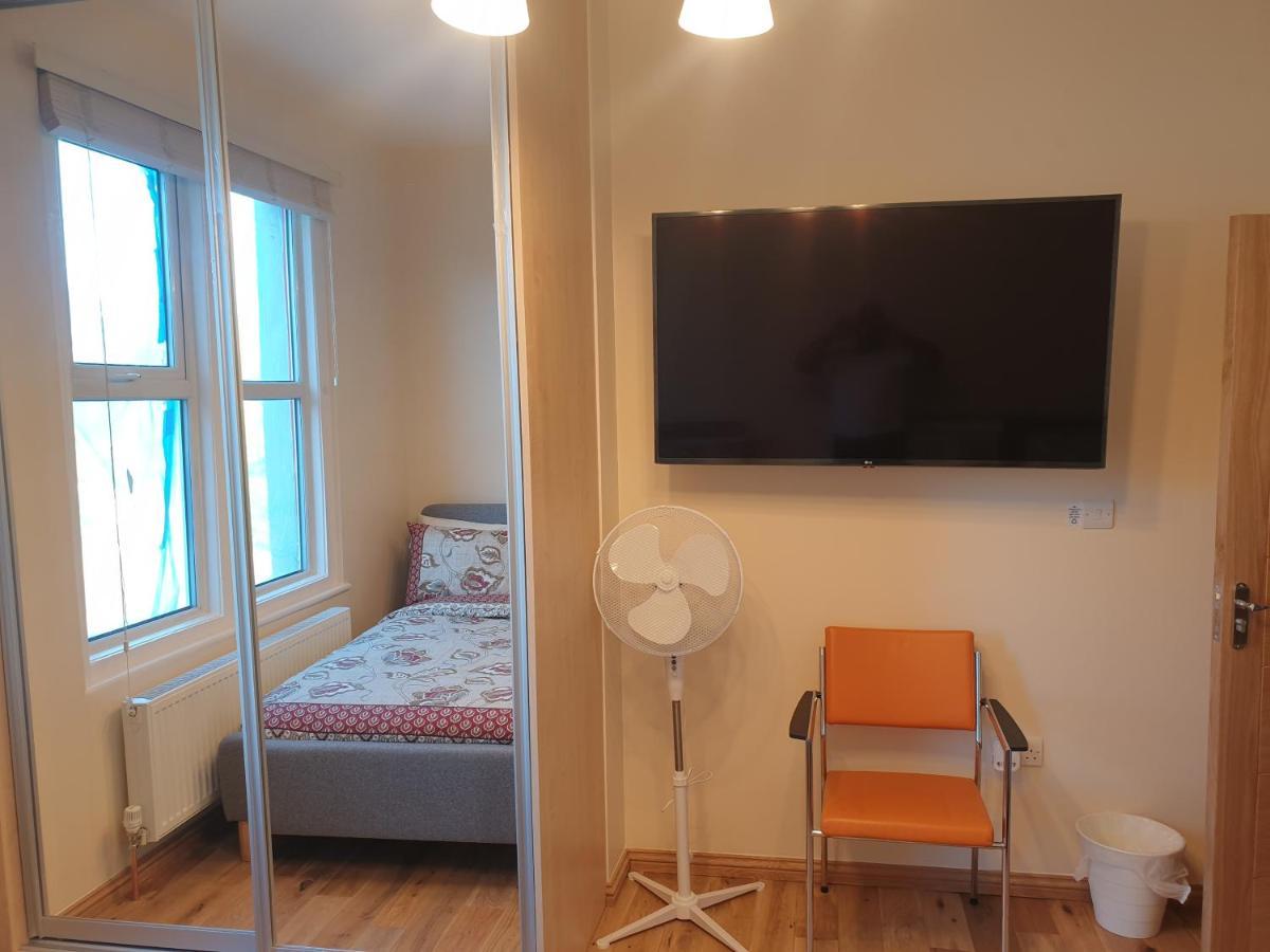 London Luxury Spacious 2 Bedroom Apartment 4 Mins From Ilford Stn. Free Parking Экстерьер фото